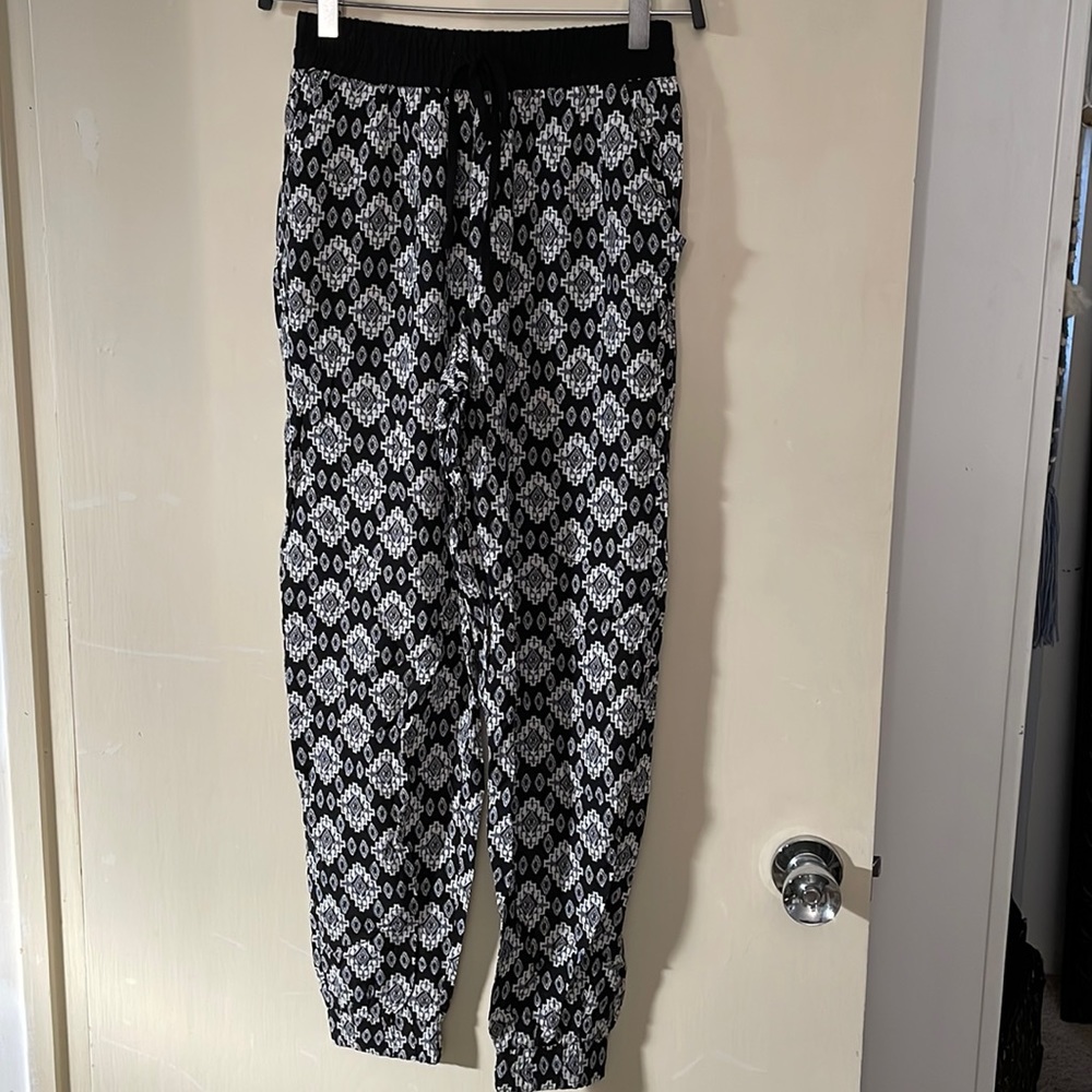 Black and White Diamond Print Mid Rise Joggers with Elastic Waist and Pockets